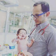 الدكتور محمد رياض حميدي، استشاري طب الأطفال وحديثي الولادة في الزرقاء، الأردن